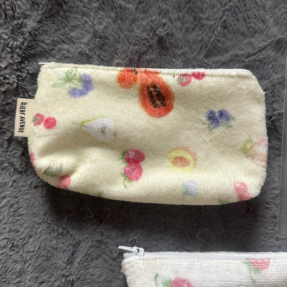 Makeup bag lot (Djerf Avenue & Refy) - Picture 3 of 4